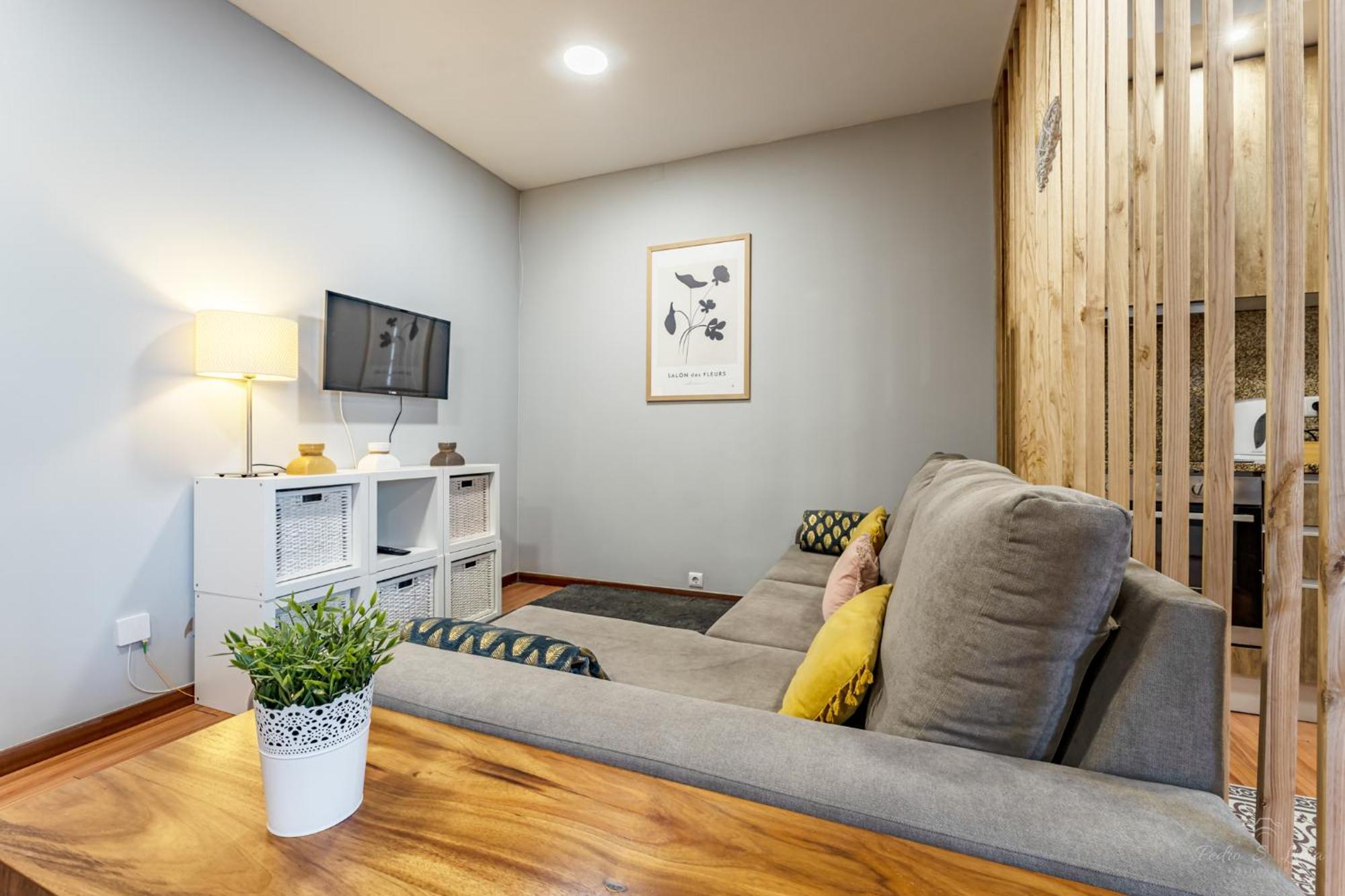 Experience The Charm With Terrace Apartment *
